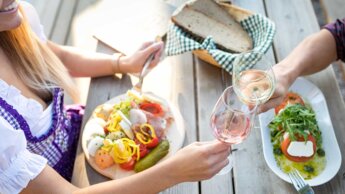 Pärchen bei einer Brettljause und prostet sich mit Wein zu | © Hotel Gasthof Maria Plain