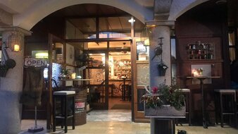 Eingangsbereich mit Sitzmöglichkeiten, abends | © Mahlwerk