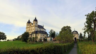 Kirche mit zwei Türmen, Weg, Kapelle | © Tourismusverband Bergheim/Johann Taferner