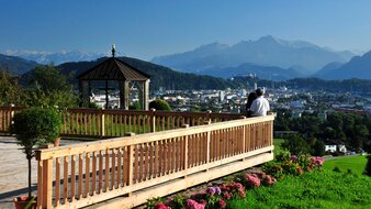Pärchen auf Holzterrasse und schaut auf die Stadt mit Festung | © Tourismusverband Bergheim