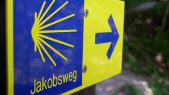 Schild mit Jakobsweg-Logo | © SalzburgerLand Tourismus