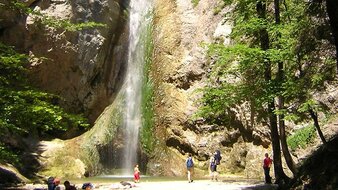 Wasserfall und 6 Personen verschiedenster Altersgruppen | © Fuschlseeregion - Ebenau