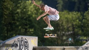 Junge mit Skateboard in der Luft | © Tourismusverband Bergheim/Moritz Purgstaller