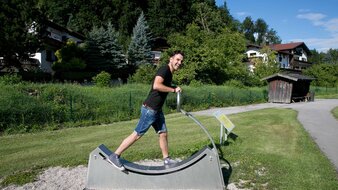 Mann turnt auf Gerät | © wildbild