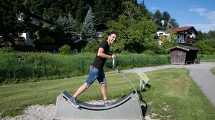 Mann turnt auf Gerät | © wildbild