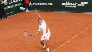 Tennisspieler beginnt das Spiel mit einem Aufschlag | © Tourismusverband Bergheim/Herbert Podlipnik