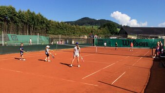 Kinder lernen Tennis spielen | © Tourismusverband Bergheim