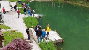 Teich mit Personen die angeln | © Angelteich Salzburg-Kasern