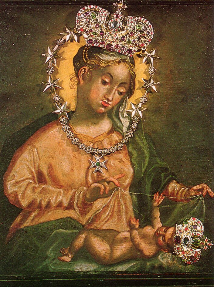 Maria deckt das vor ihr liegende Jesuskind zu, beide haben eine Krone auf | © Tourismusverband Bergheim