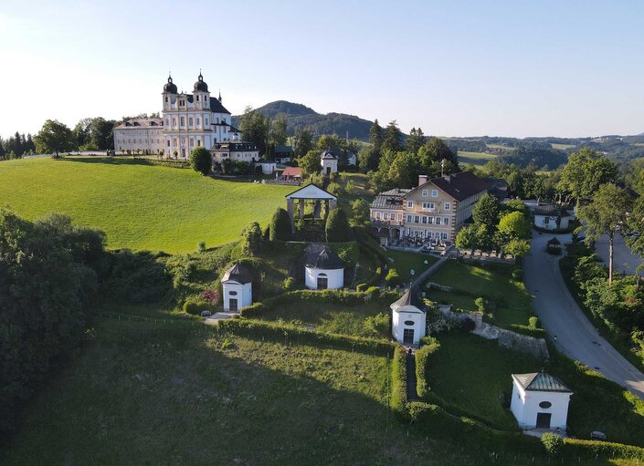 Luftaufnahme der Wallfahrtskirche mit Kalvarienberg-Kapellen | © Tourismusverband Bergheim/Karl Rößlhuber