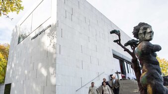 Aussenansicht eines graues blockähnliches Gebäude mit grauem Marmor verkleidet | © Tourismus Salzburg