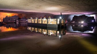 Unterirdischer Salzsee mit Floß | © Ostermann