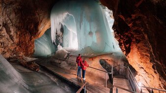 Höhle mit Eiszapfen und Eisgebilden | © SalzburgerLand Tourismus/Christoph Perkles