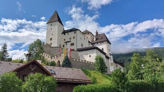 Blick auf eine Burg mit Türmen | © Salzburger Burgen & Schlösser