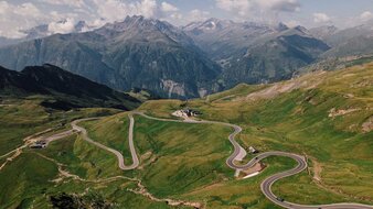 Straße in den Bergen mit vielen Spitzkehren | © SalzburgerLand Tourismus/Christoph Perkles