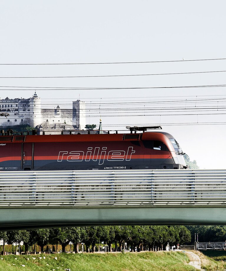 Zug, im Hintergrund Festung Hohensalzburg | © ÖBB Philipp Horak