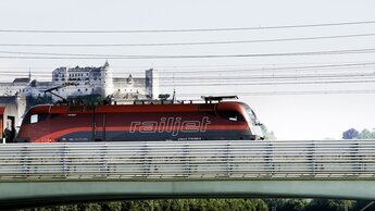 Zug, im Hintergrund Festung Hohensalzburg | © ÖBB Philipp Horak