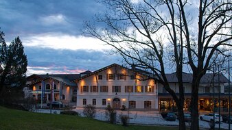 Haus dezent beleuchtet | © Genussdorf Gmachl