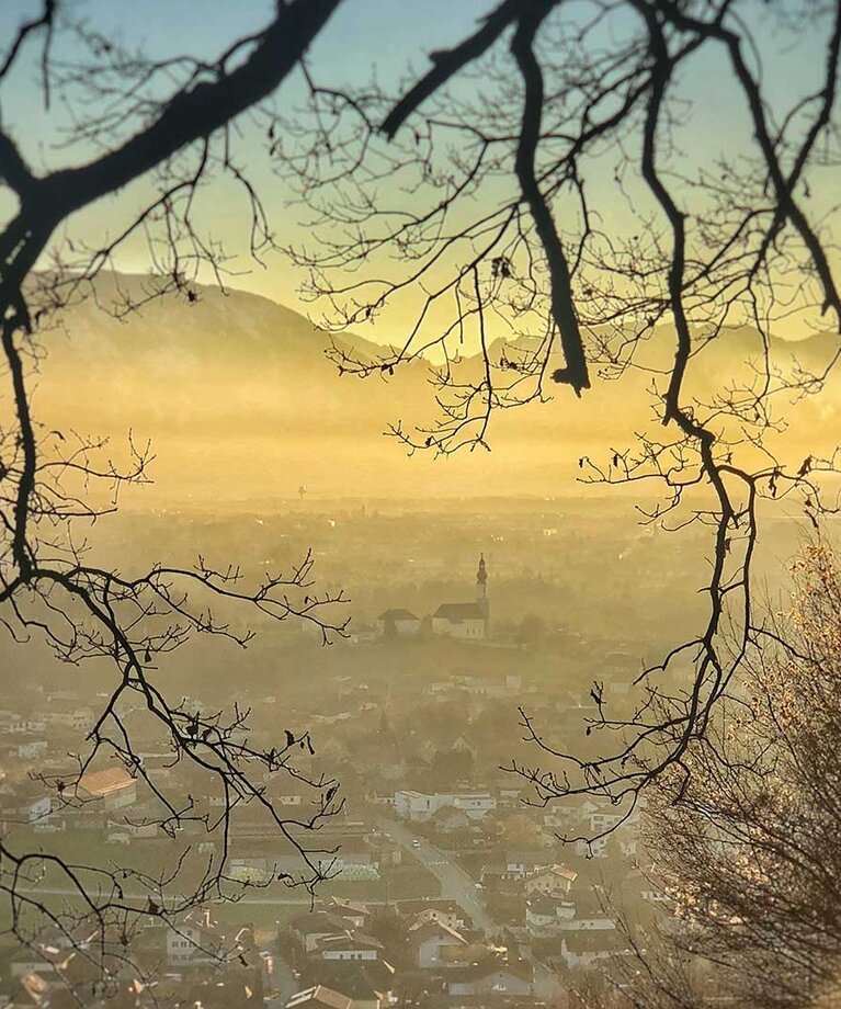 Blick auf Gemeinde Bergheim aus der Ferne mit Kirche St. Georg im Sonnenuntergang | © Tourismusverband Bergheim/Aleander Schaar