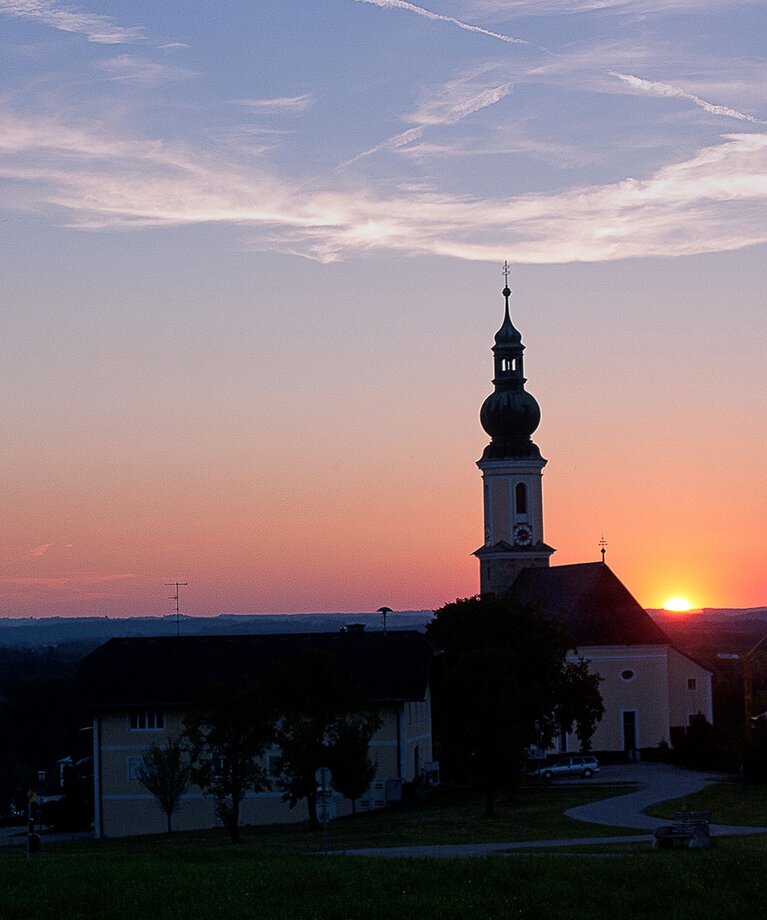 Kirche von Bergheim im Sonnenuntergang | © Tourismusverband Bergheim