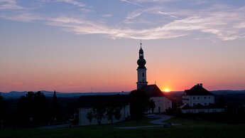 Kirche von Bergheim im Sonnenuntergang | © Tourismusverband Bergheim