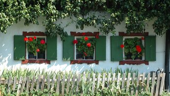 Bauernhausfenster mit Blumen und Holzzaun davor | © Tourismusverband Bergheim