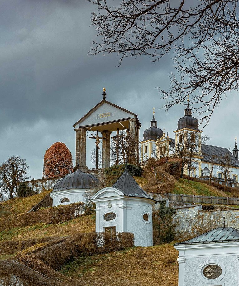 4 Kapellen und 1 Kreuzigungsgruppe, im Hintergrund Wallfahrtskirche Maria Plain | © Tourismusverband Bergheim/Simon Krieg