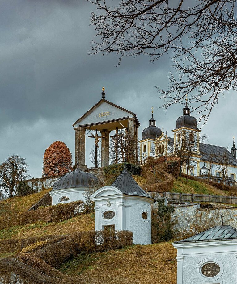 4 Kapellen und 1 Kreuzigungsgruppe, im Hintergrund Wallfahrtskirche Maria Plain | © Tourismusverband Bergheim/Simon Krieg