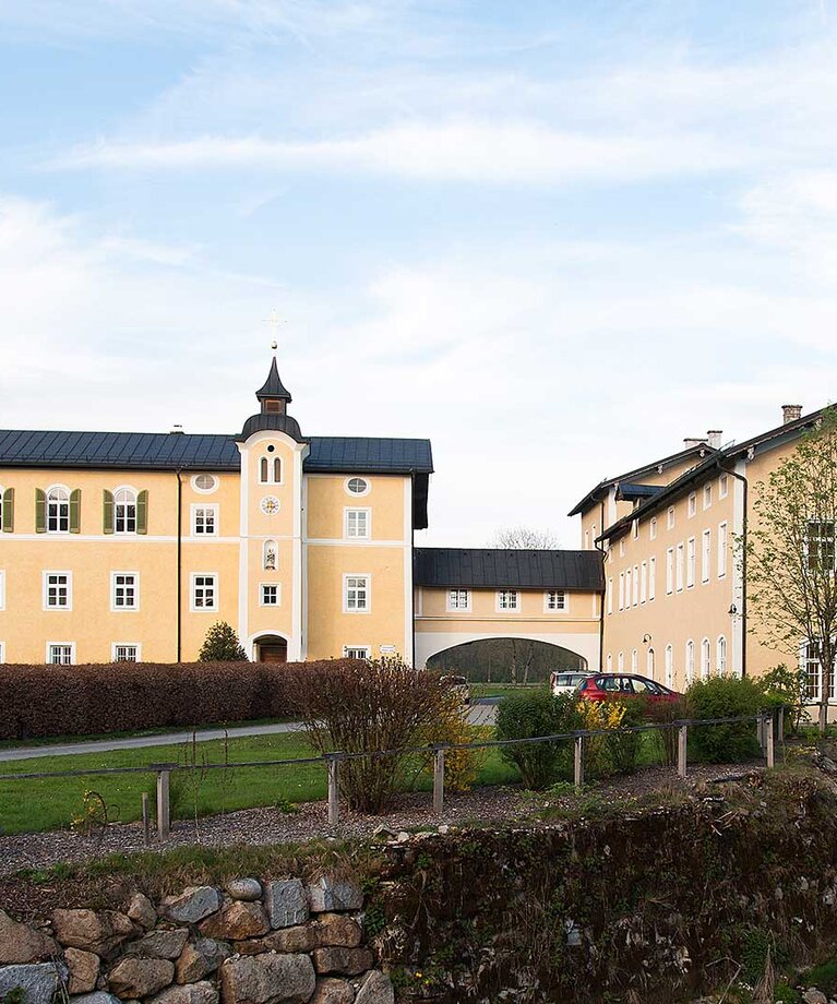 großes gelbes Gebäude mit Turm und Bach | © Tourismusverband Bergheim/Herbert Podlipnik