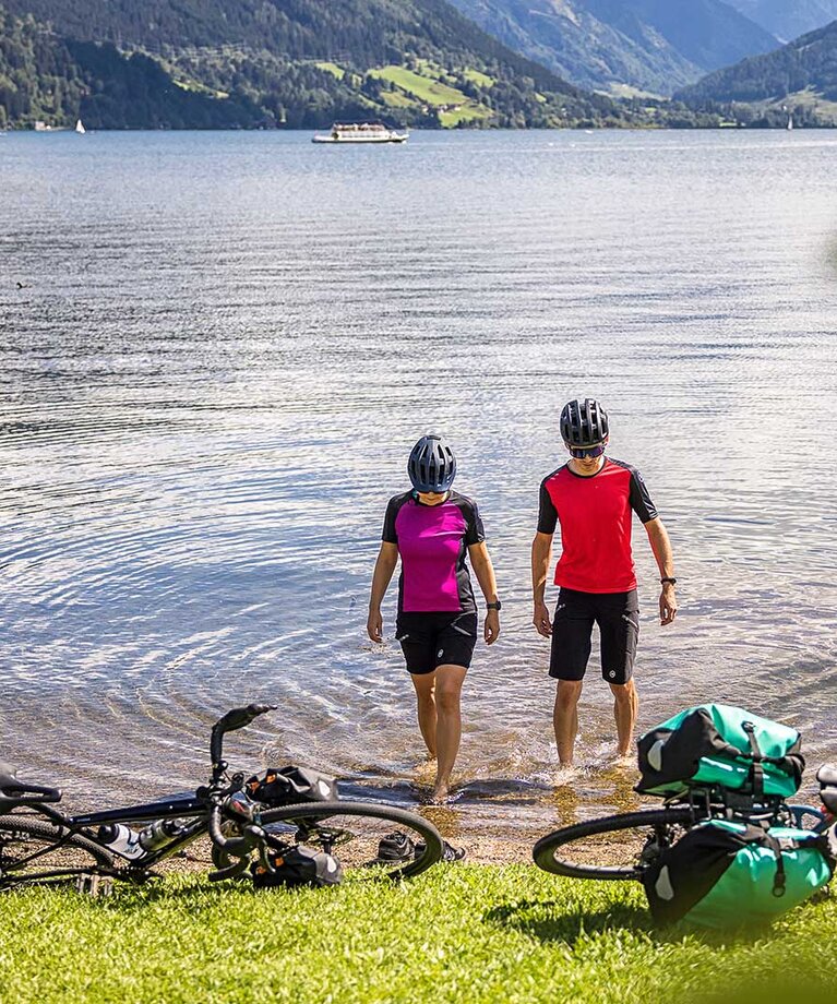 Radfahrer-Pärchen badet ihre Füße in einem See | © SalzburgerLand Tourismus/Andreas Meyer