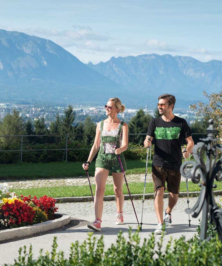 Pärchen schaut auf Wegweiser | © Tourismusverband Bergheim/Bryan Reinhart