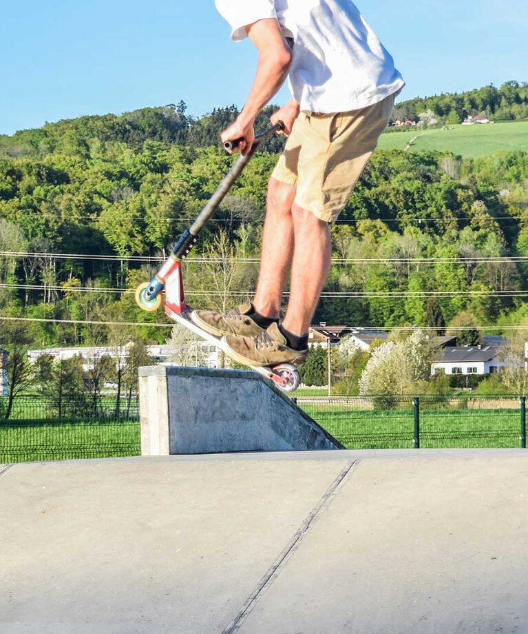 Sprung mit Scooter | © Tourismusverband Bergheim/Renate Steinacher