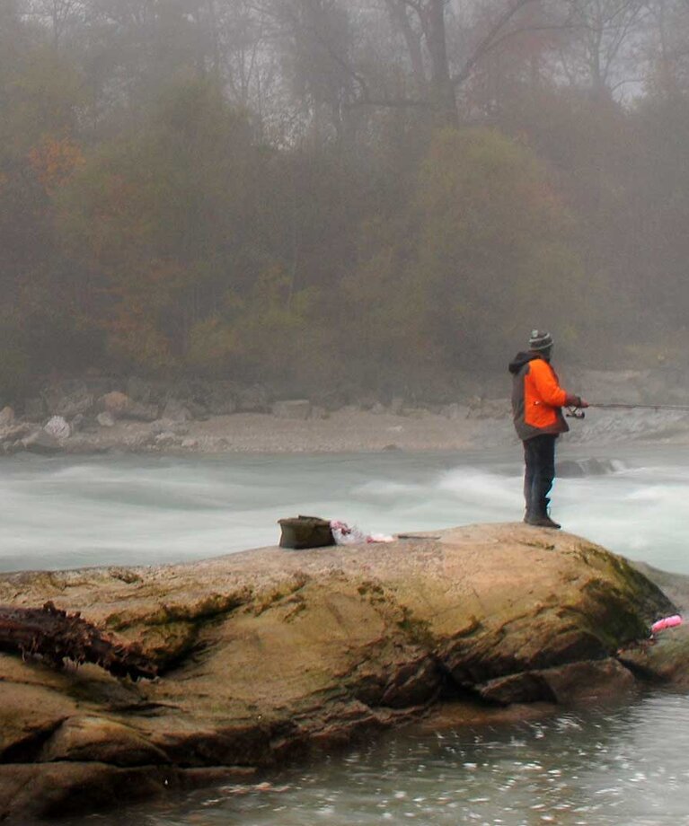 Mann fischt im Fluss | © Tourismusverband Bergheim/Simon Krieg