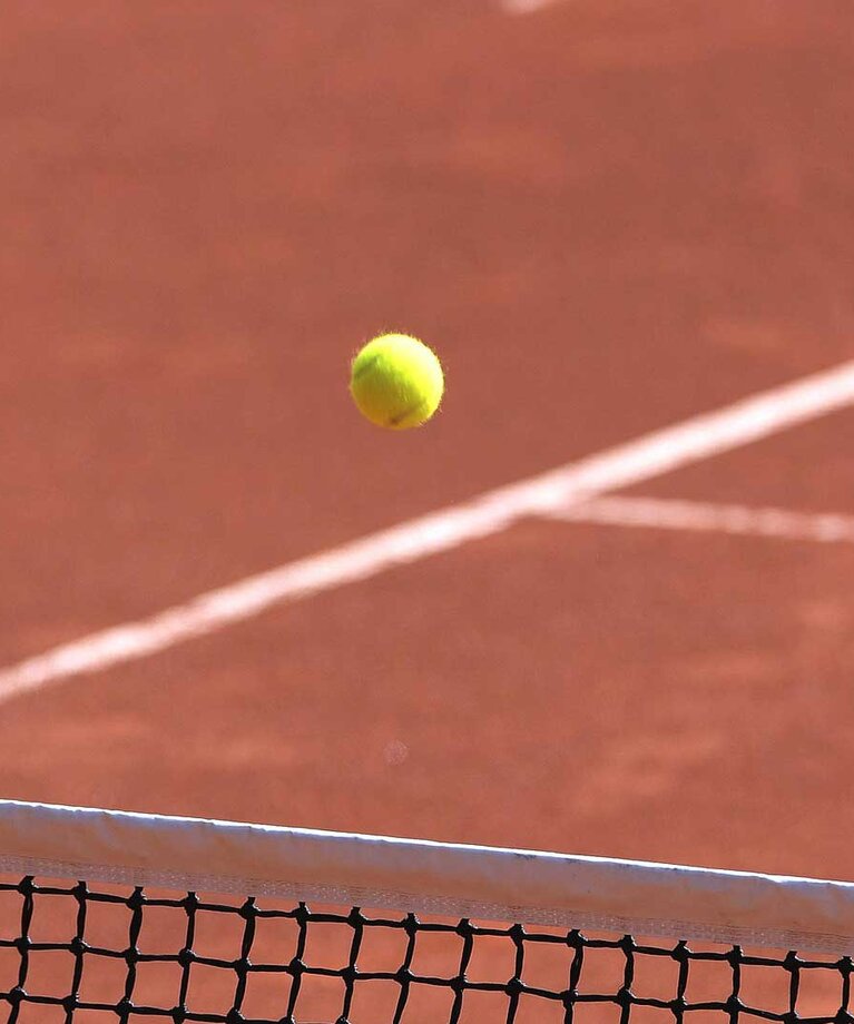 Tennisball fliegt übers Netz | © Pixabay/Felix Heidelberger