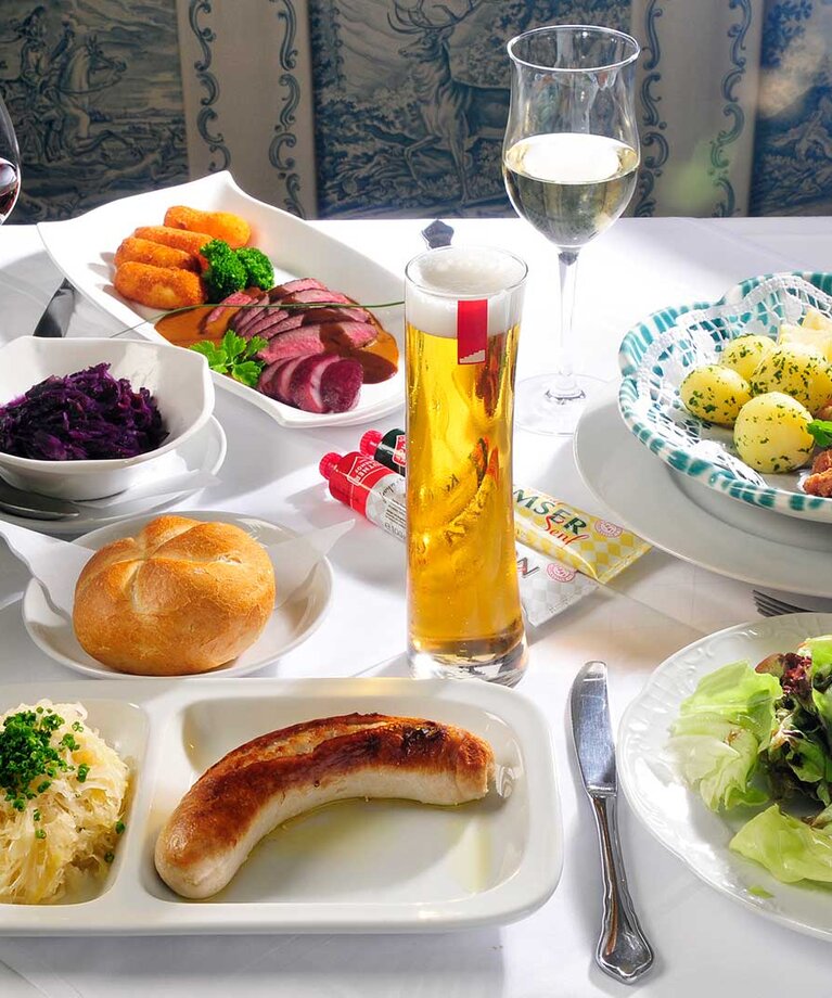 Verschiedene Speisen wie Bratwurt, Wiener Schnitzel, Salat ... | © Gasthof Maria Plain