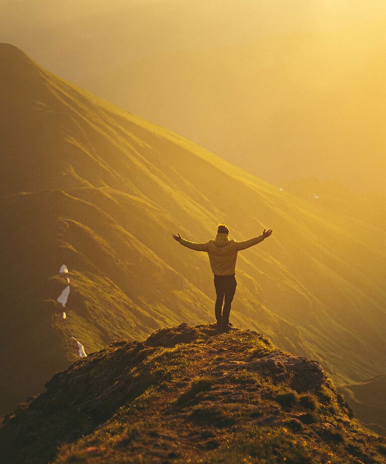 Mann steht am Gipfel | © SalzburgerLand Tourismus/Denis Cebulec
