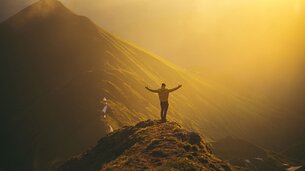Mann steht am Gipfel | © SalzburgerLand Tourismus/Denis Cebulec