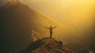 Mann steht am Gipfel | © SalzburgerLand Tourismus/Denis Cebulec