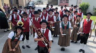 Trachtenmusiker gehen auf einer Straße | © Musikkapelle Bergheim