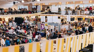 Halle mit Ausstellung und Personen | © Franziska Freiwald