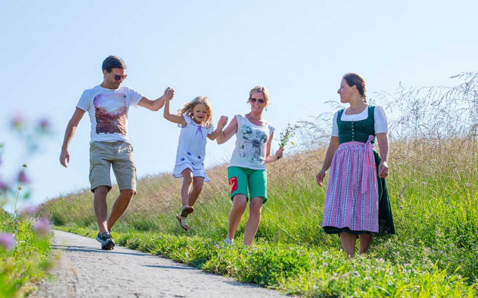 bergheimkraeuterfuehrungen-familiegehend1-(c)tvbbergheim-bryanreinhart (2)