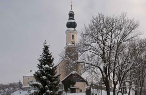 Bergheimer Dorfplatz mit Pfarrkirche ©H.Podlipnik